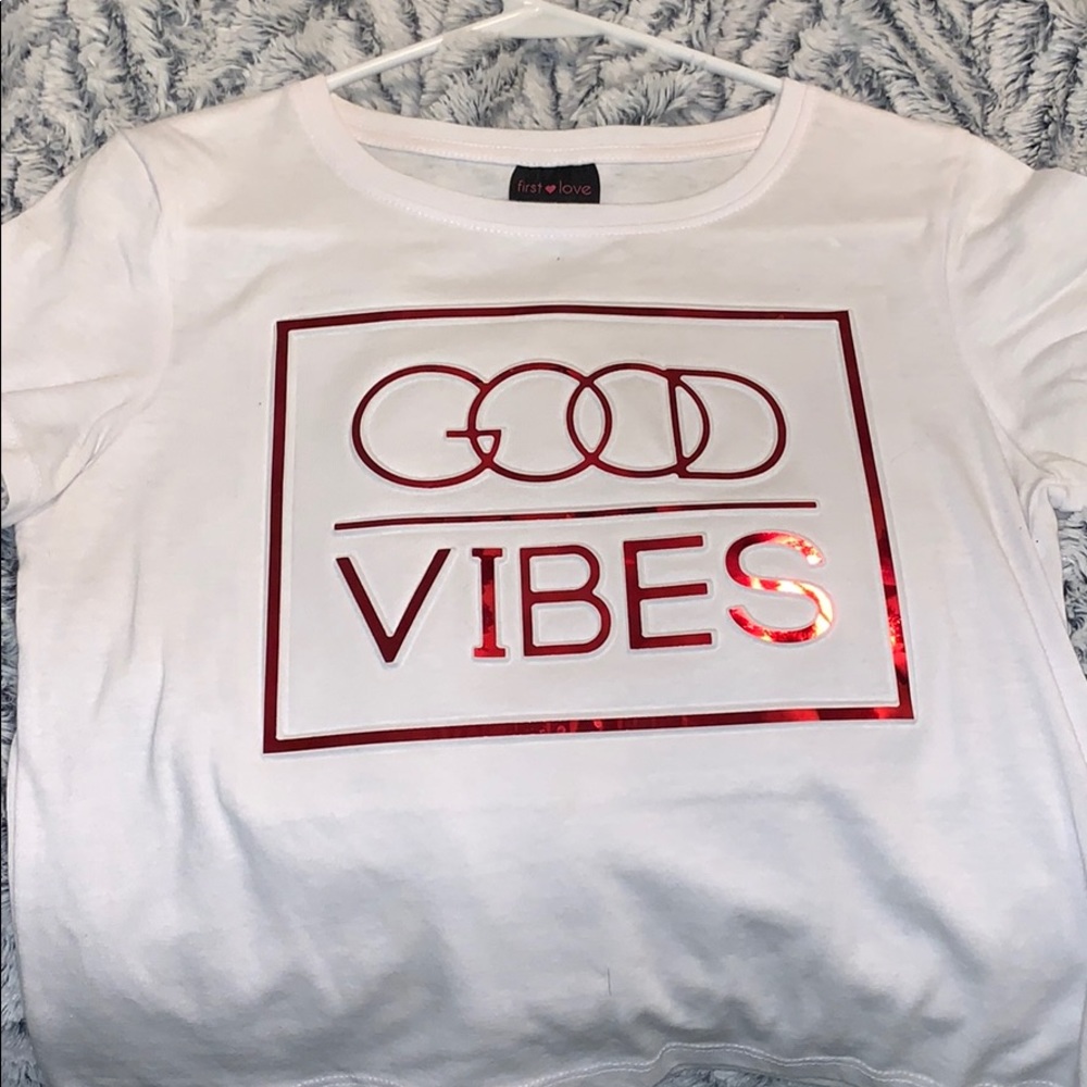 White top with the words good vibes!